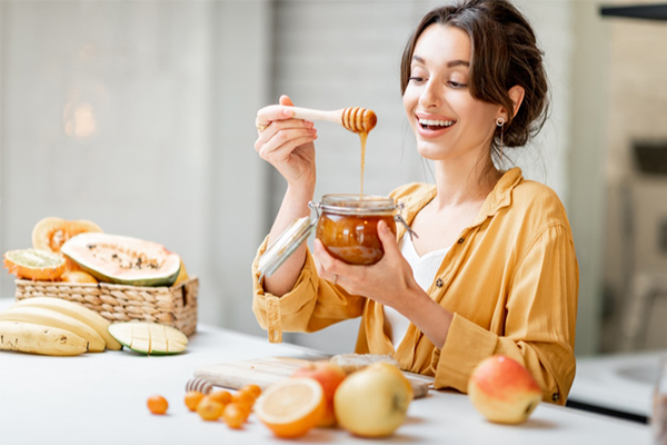 خوردن عسل در بارداری |خوردن عسل در بارداری مجاز است یا ضرر دارد ؟ مامان میشم